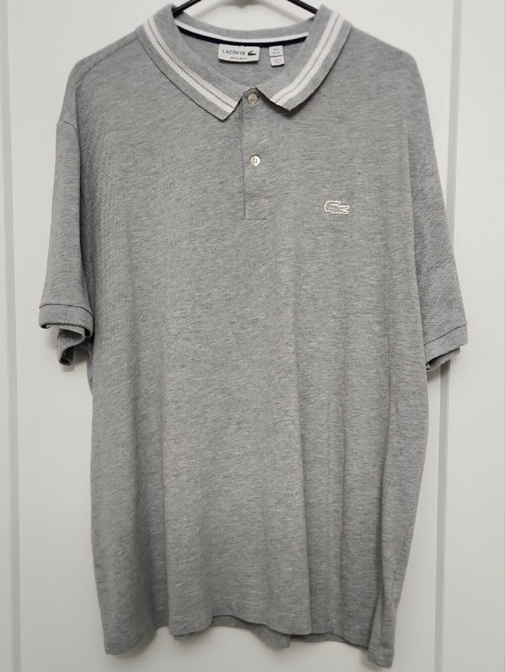 Lacoste Men’s Light Grey Polo with Contrast Stripe Collar - Picture 3 of 5